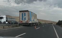 Sivrihisar’da tır bariyerlere çarptı: Şans eseri yaralanan olmadı