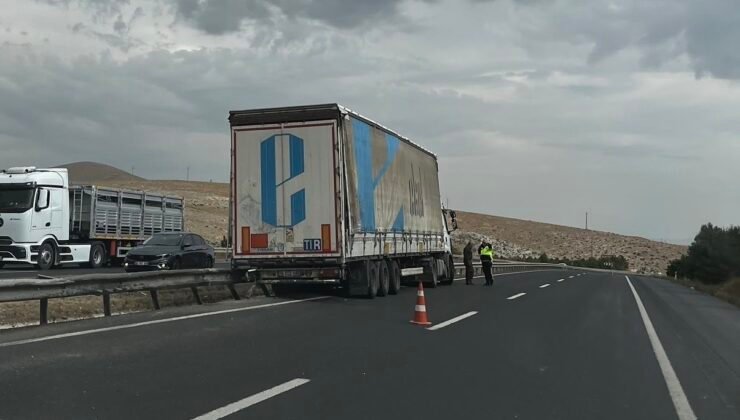 Sivrihisar’da tır bariyerlere çarptı: Şans eseri yaralanan olmadı