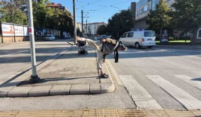 Sokak ortasında uzak doğu dövüş sanatı hareketleri yapan yaşlı adam
