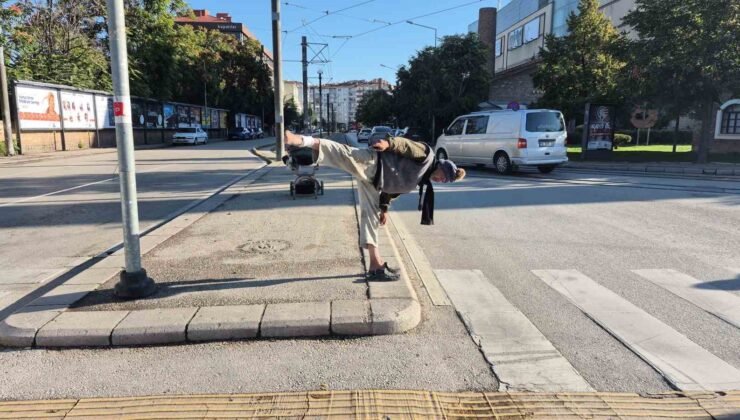 Sokak ortasında uzak doğu dövüş sanatı hareketleri yapan yaşlı adam