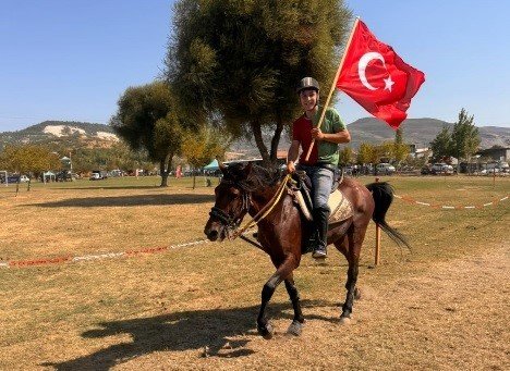 Tavşanlı’yı temsil eden “Kuyumcu” isimli at Rahvan At Yarışlarında şampiyon oldu