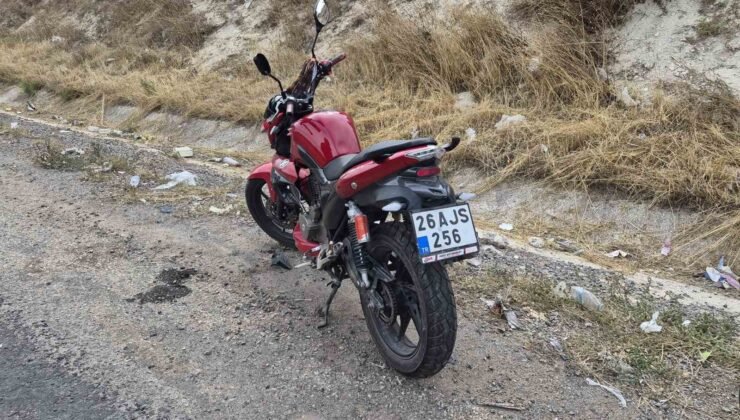 Tekeri kilitlenen motosikletten düşen sürücü yaralandı