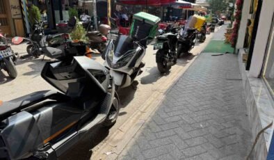 Trafiğe kapalı, motosikler parkına açık sokak