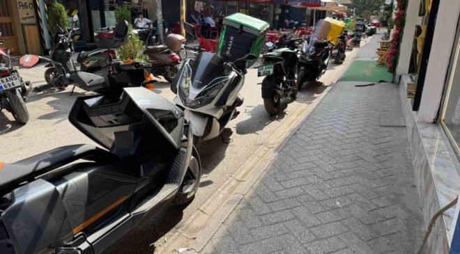 Trafiğe kapalı, motosikler parkına açık sokak