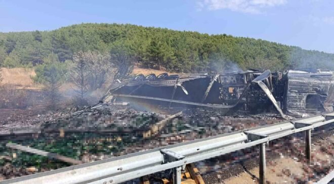 Uşak’ta bariyere çarpan alkol yüklü tır alev aldı