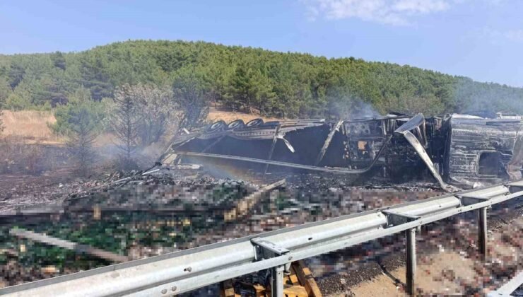 Uşak’ta bariyere çarpan alkol yüklü tır alev aldı