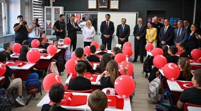 Uşak’ta eğitim öğretim yılının ilk ders zili çaldı