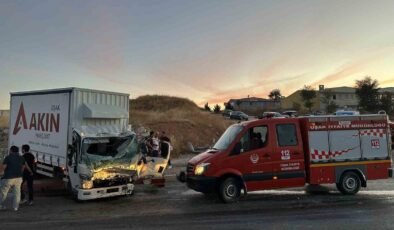 Uşak’ta itfaiye aracı ile kamyon çarpıştı: 1 ölü, 2 yaralı