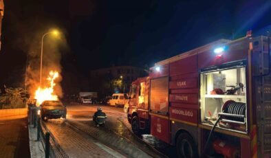 Uşak’ta park halindeki otomobilde çıkan yangın söndürüldü