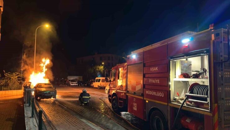 Uşak’ta park halindeki otomobilde çıkan yangın söndürüldü