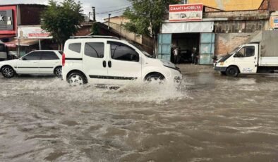 Uşak’ta sağanak yolları göle çevirdi
