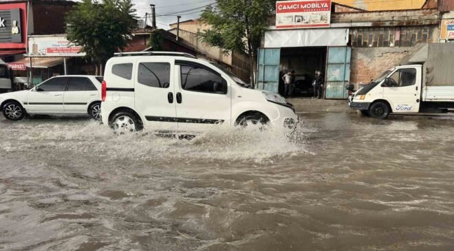 Uşak’ta sağanak yolları göle çevirdi
