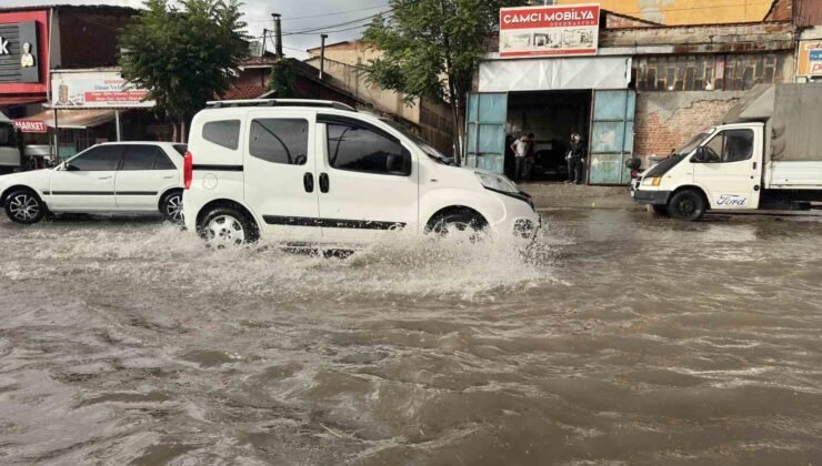 Uşak’ta sağanak yolları göle çevirdi