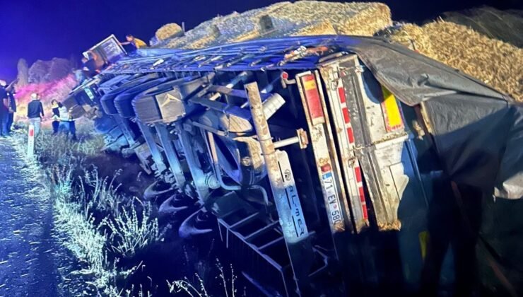 Uşak’ta saman yüklü tır devrildi: 1 ağır yaralı yaralı