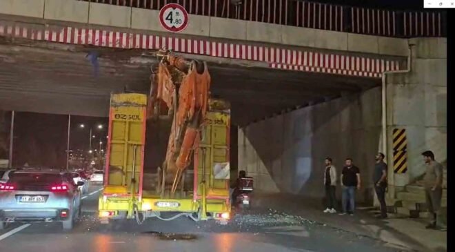 Üst geçide sıkışan tır trafiği aksattı