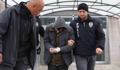 Üvey babasını bıçaklayarak öldüren sanık hakim karşısında