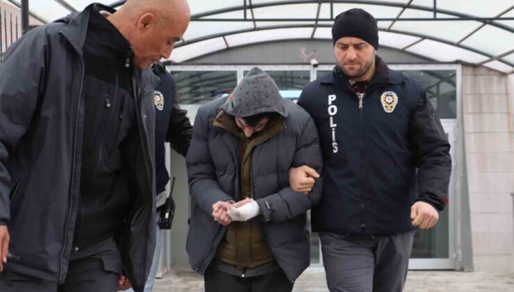 Üvey babasını bıçaklayarak öldüren sanık hakim karşısında