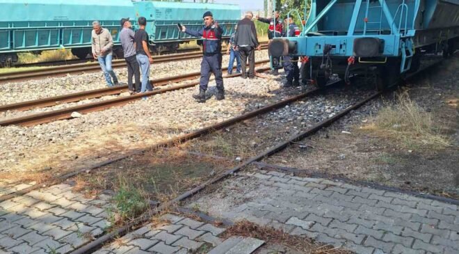 Vagonun üzerine çıkan baba ve oğluna yüksek gerilim hattındaki elektrik çarptı