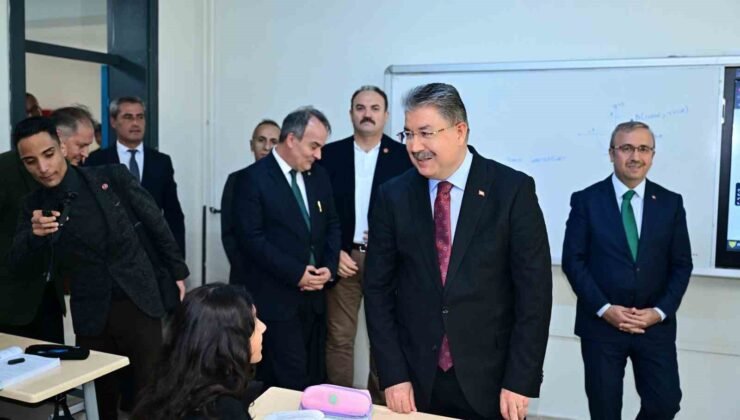 Vali Dr. Erdinç Yılmaz lise öğrencileriyle bir araya geldi