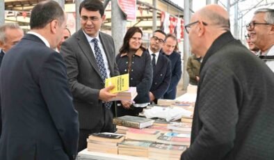 Vali Kartal, Uşak Kitap Fuarı’nı ziyaret etti