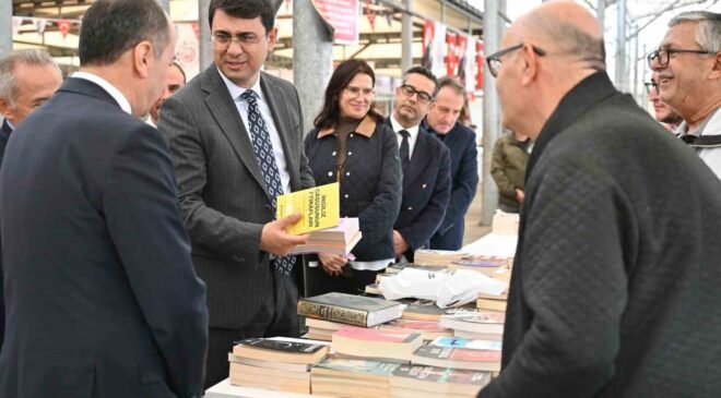 Vali Kartal, Uşak Kitap Fuarı’nı ziyaret etti
