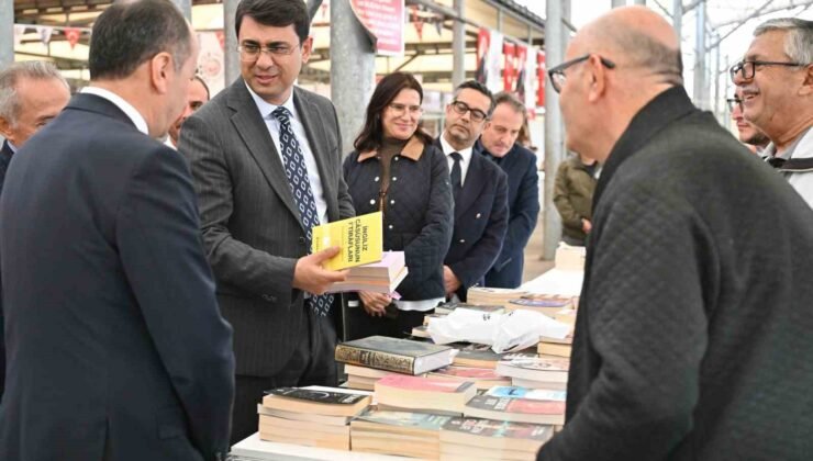 Vali Kartal, Uşak Kitap Fuarı’nı ziyaret etti