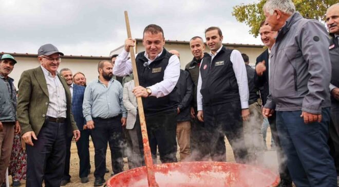 Vali Sözer salça kazanı başına geçti