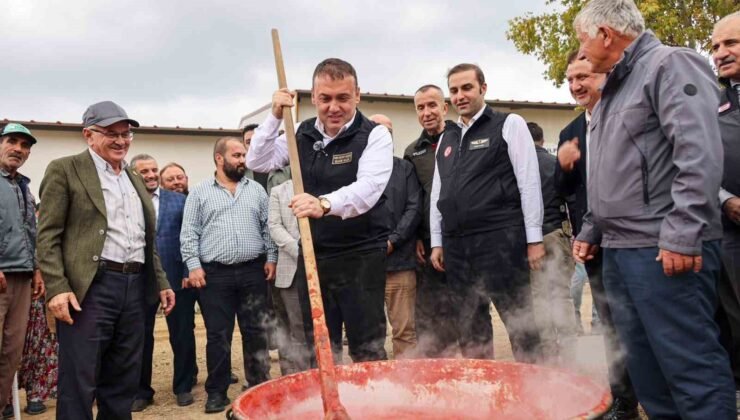 Vali Sözer salça kazanı başına geçti