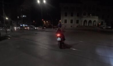 Yanlış yöne giren arkadaşını doğru yola gülerek çağırdı