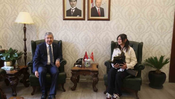 Yerde bulduğu Türk bayrağını kaldıran kurye valilikte ağırlandı