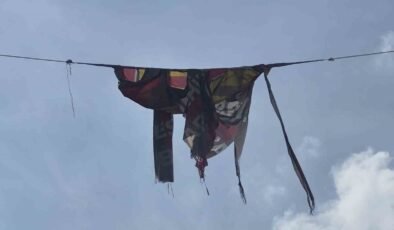 Yırtılıp parçalanan dev Eskişehirspor bayrağı kötü görüntü oluşturdu