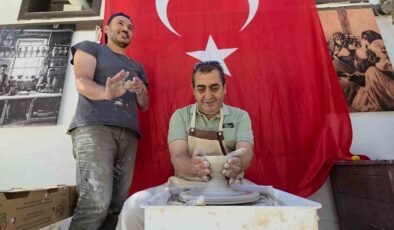 Ziyaretçiler, tarihi Germiyan Sokağı’nda çini sanatını deneyimliyor