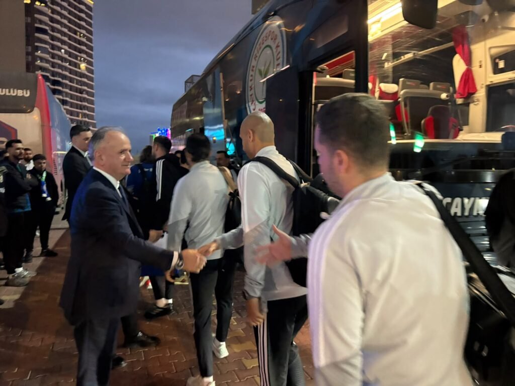 Başkan Saruhan, yağmur altında takımını uğurladı