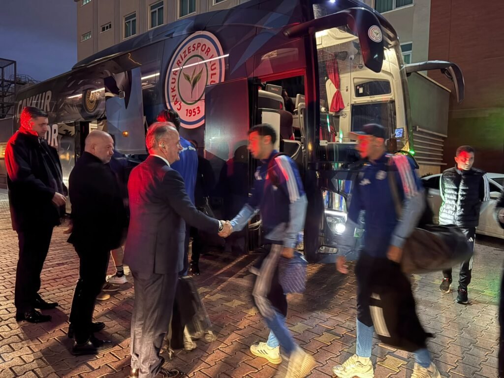 Başkan Saruhan, yağmur altında takımını uğurladı