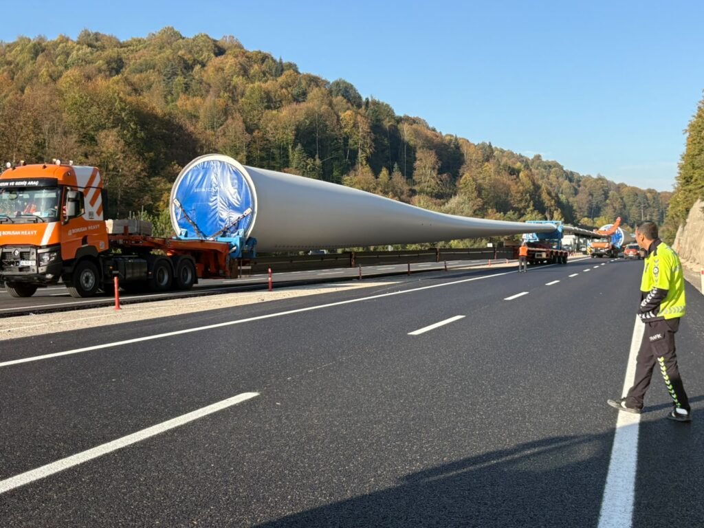 Bursa–Eskişehir yolunda 13 tırlık konvoy nedeniyle trafik durdu