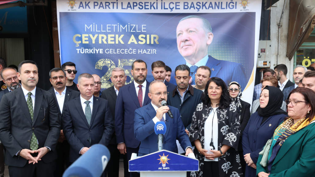 Bakan Yardımcısı Turan, AK Parti’ye katılan üç muhtar ve Cahit Bolelli’ye rozet taktı