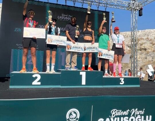 Eskişehirli atlet Cenk Algın’dan büyük başarı! Lykos Yarı Maratonu’nda kürsüye çıktı