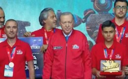 Şampiyon Takımlarımız Ödüllerini Cumhurbaşkanı Erdoğan’ın Elinden Aldı
