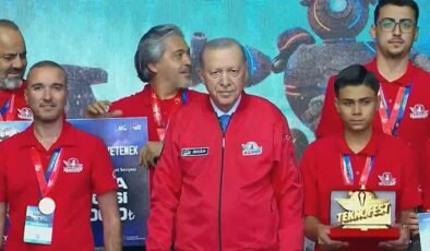 Şampiyon Takımlarımız Ödüllerini Cumhurbaşkanı Erdoğan’ın Elinden Aldı