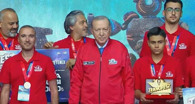 Şampiyon Takımlarımız Ödüllerini Cumhurbaşkanı Erdoğan’ın Elinden Aldı