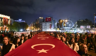 Ankara’da 29 Ekim coşkusu: Başkentliler Meşalelerle 2. Meclis’e yürüdü