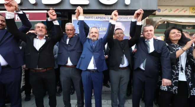 Bakan Yardımcısı Turan, AK Parti’ye katılan üç muhtar ve Cahit Bolelli’ye rozet taktı