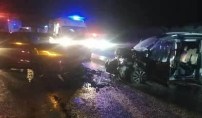 Kafa kafaya çarpışan araçlarda can pazarı: 2 ölü, 4 yaralı