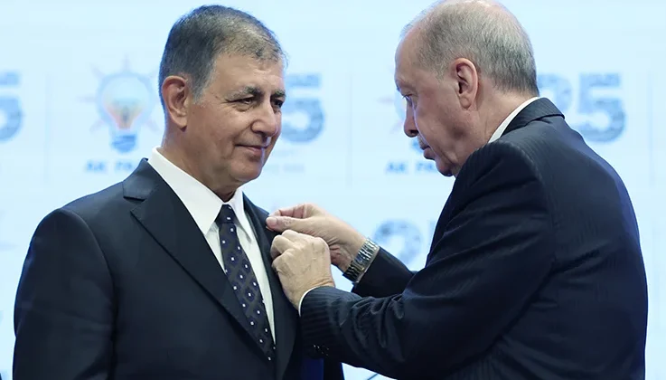 İzmir’de 27 yıl sonra değişim: Cemil Tugay AK Parti’ye katıldı