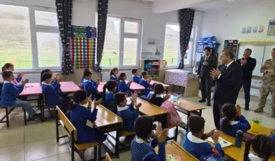 Kars Valisi Polat'tan bayrak sevgisiyle gündeme gelen kardeşlere ziyaret