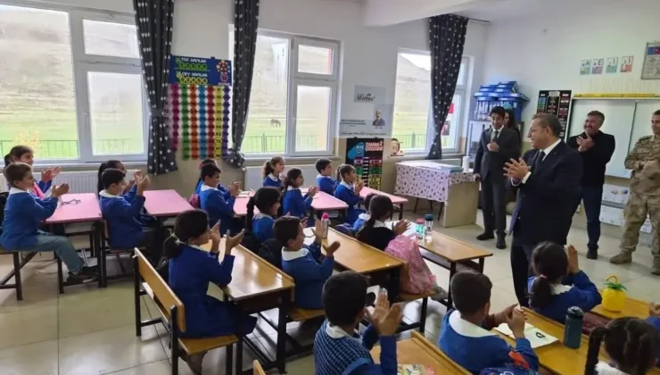 Kars Valisi Polat'tan bayrak sevgisiyle gündeme gelen kardeşlere ziyaret