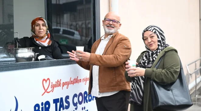 Yeşilyurt Belediyesi’nden hasta ve yakınlarına sıcak çorba ikramı