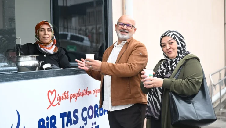 Yeşilyurt Belediyesi’nden hasta ve yakınlarına sıcak çorba ikramı